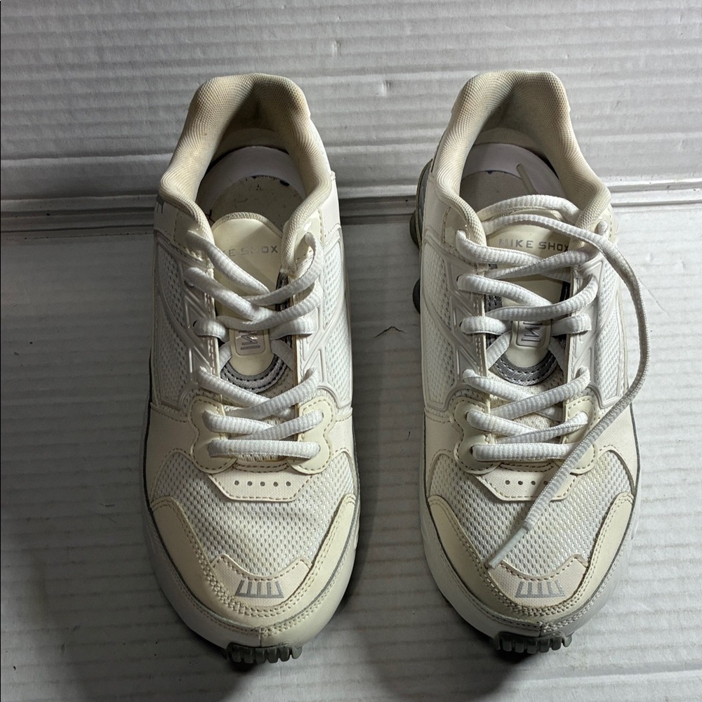 White Athletic Nike Sneakers SKU BQ9001-003 USED ( original box)